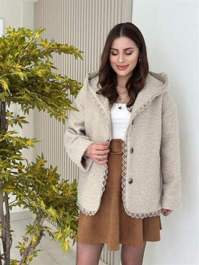 Güpür Detaylı Kapşonlu Kaban Bej