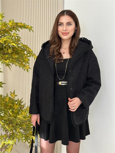 Güpür Detaylı Kapşonlu Kaban Siyah