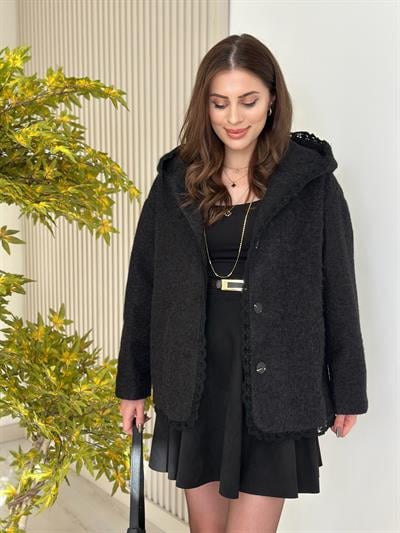 Güpür Detaylı Kapşonlu Kaban Siyah