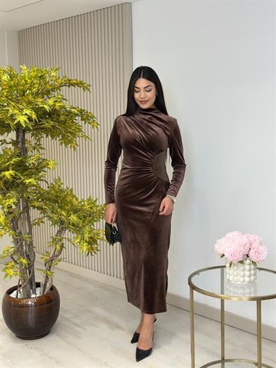 Kadife Beli Drapeli Taşlı Elbise Kahve