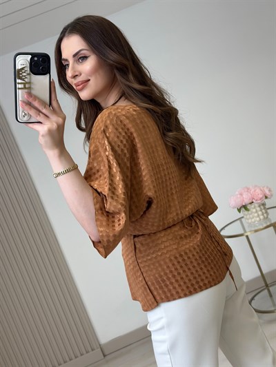 Kare Jakarlı Dokulu Bağlama Detaylı Bluz Camel