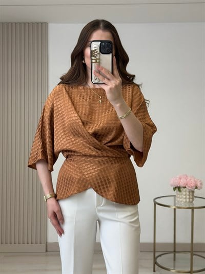 Kare Jakarlı Dokulu Bağlama Detaylı Bluz Camel
