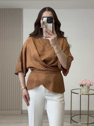 Kare Jakarlı Dokulu Bağlama Detaylı Bluz Camel