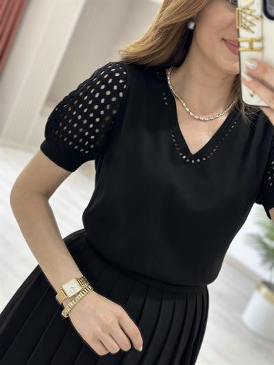 Kolları Yakası Ajurlu Rahat Kalıp Triko Bluz Siyah