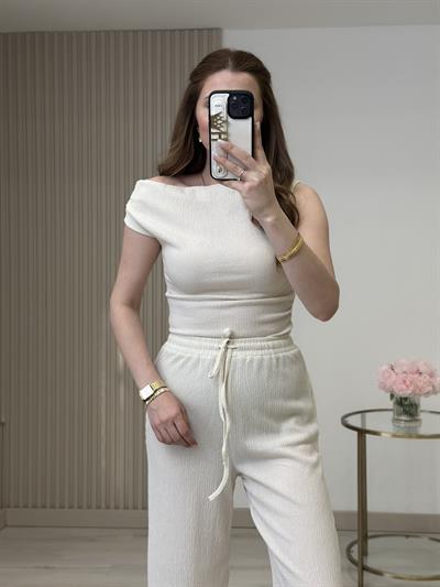 Krinkıl Kumaş Tek Omzu Dekolteli Takım Krem