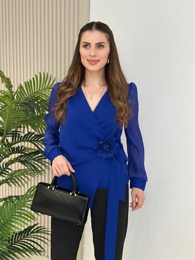 Kruvaze Gül Broşlu Kolları Şifon Detaylı Bluz Saks Mavi