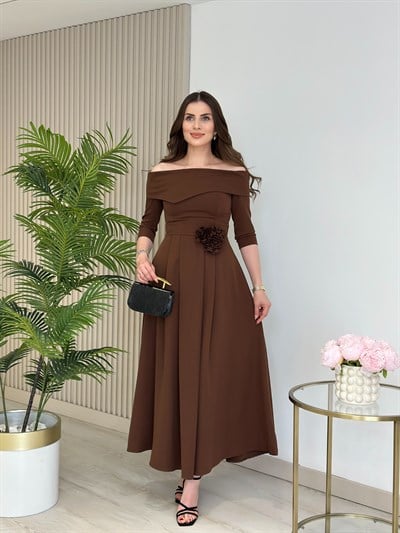 Madonna Yaka Broşlu Kloş Elbise Kahve