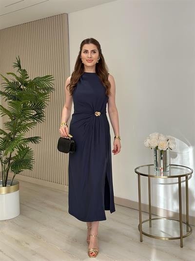 Marka Muadili Gold Aksesuarlı Yırtmaçlı Elbise Lacivert