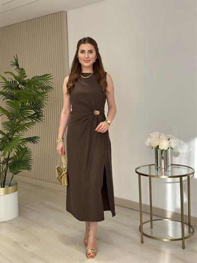 Marka Muadili Gold Aksesuarlı Yırtmaçlı Elbise Kahve