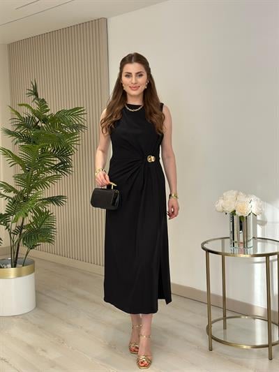 Marka Muadili Gold Aksesuarlı Yırtmaçlı Elbise Siyah