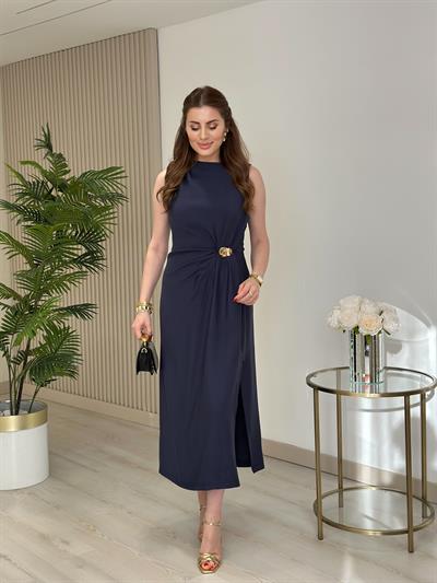 Marka Muadili Gold Aksesuarlı Yırtmaçlı Elbise Lacivert