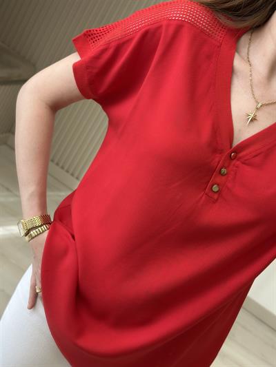 Omuzları File Yakası Gold Düğmeli Viskon Bluz Kırmızı
