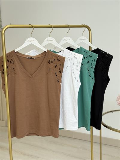 Omuzları Fisto İşlemeli V Yaka Tshirt Siyah