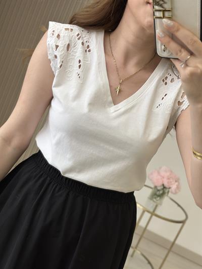 Omuzları Fisto İşlemeli V Yaka Tshirt Beyaz