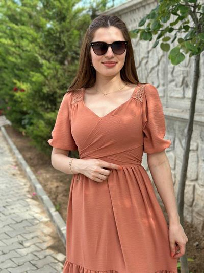 Omuzları Güpürlü Çapraz Bağlamalı Elbise Tarçın