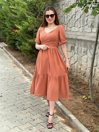 Omuzları Güpürlü Çapraz Bağlamalı Elbise Tarçın