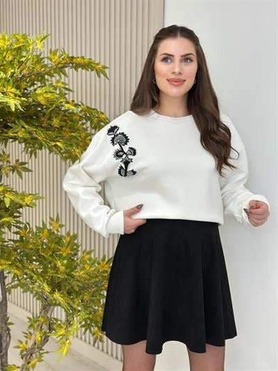 Omzu Boncuk Nakışlı Sweatshirt Beyaz