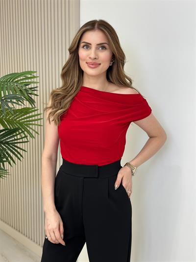 Sandy Kumaş Tek Omzu Dekolteli Bluz Kırmızı