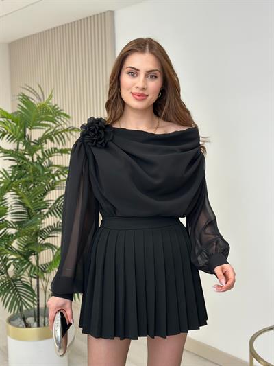 Şifon Kumaş Gül Broşlu Kayık Yaka Bluz Siyah