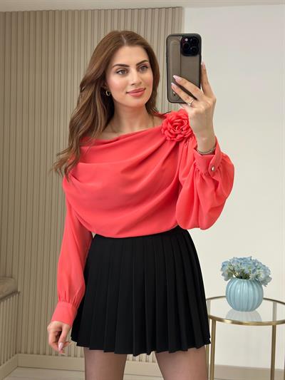 Şifon Kumaş Gül Broşlu Kayık Yaka Bluz Nar Çiçeği