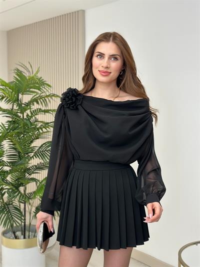 Şifon Kumaş Gül Broşlu Kayık Yaka Bluz Siyah