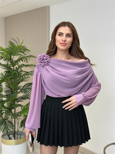 Şifon Kumaş Gül Broşlu Kayık Yaka Bluz Lila