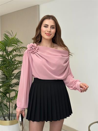 Şifon Kumaş Gül Broşlu Kayık Yaka Bluz Pembe