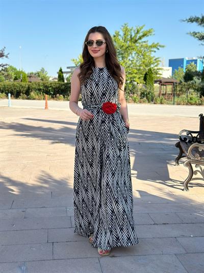 Siyah Beyaz Desenli İspanyol Kuşaklı Tulum Kırmızı Gül Detaylı