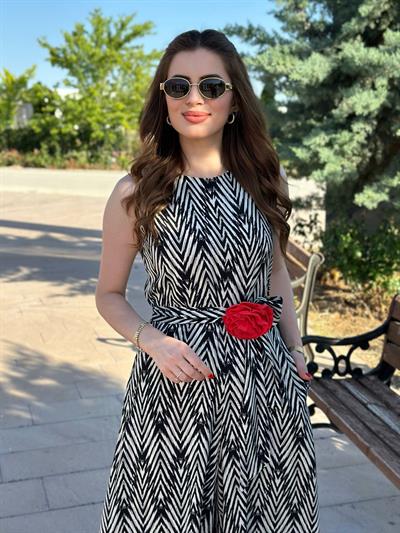 Siyah Beyaz Desenli İspanyol Kuşaklı Tulum Kırmızı Gül Detaylı