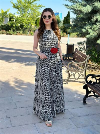 Siyah Beyaz Desenli İspanyol Kuşaklı Tulum Kırmızı Gül Detaylı