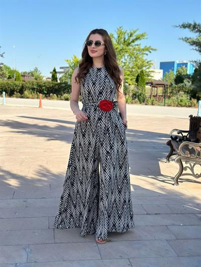 Siyah Beyaz Desenli İspanyol Kuşaklı Tulum Kırmızı Gül Detaylı