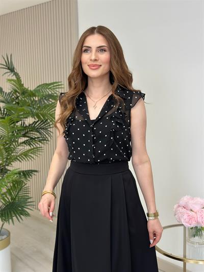 Siyah Puantiyeli Omuzları Fırfırlı Sıfır Kol Gömlek