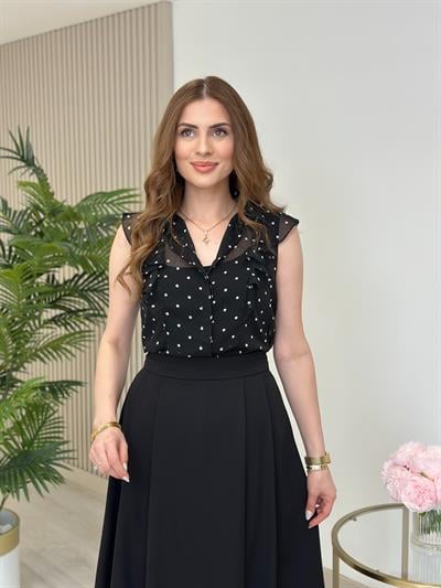 Siyah Puantiyeli Omuzları Fırfırlı Sıfır Kol Gömlek