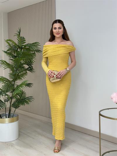 Tek Kollu Gofre Kumaş Yırtmaçlı Elbise Sarı