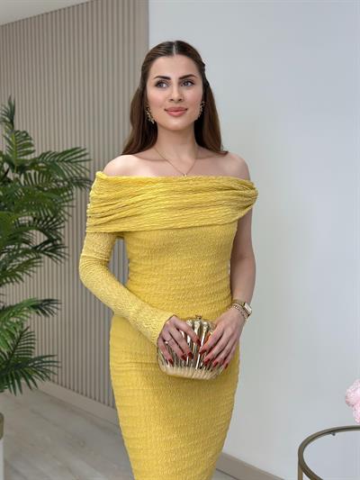 Tek Kollu Gofre Kumaş Yırtmaçlı Elbise Sarı