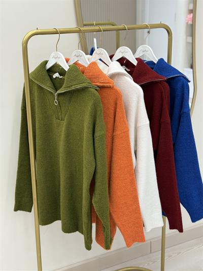 Yakası Fermuar Detaylı Yumoş Kazak Beyaz