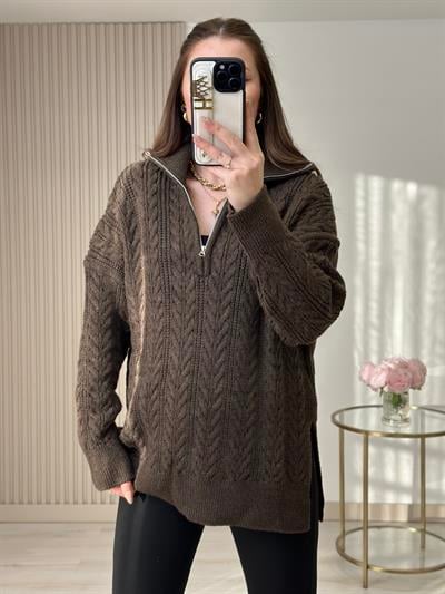 Yakası Fermuarlı Yanlardan Yırtmaçlı Oversıze Kazak Acı Kahve