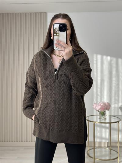 Yakası Fermuarlı Yanlardan Yırtmaçlı Oversıze Kazak Acı Kahve