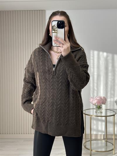 Yakası Fermuarlı Yanlardan Yırtmaçlı Oversıze Kazak Acı Kahve