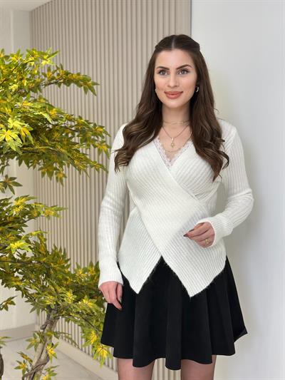 Yakası Güpürlü Yumoş Kazak Beyaz