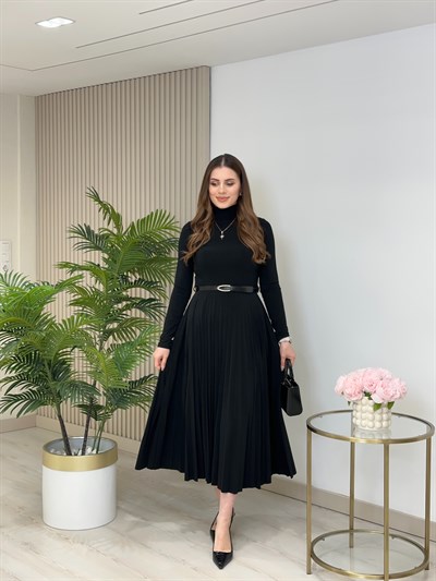 Yarım Balıkçı Yaka Likralı Eteği Pileli Kemerli Elbise Siyah