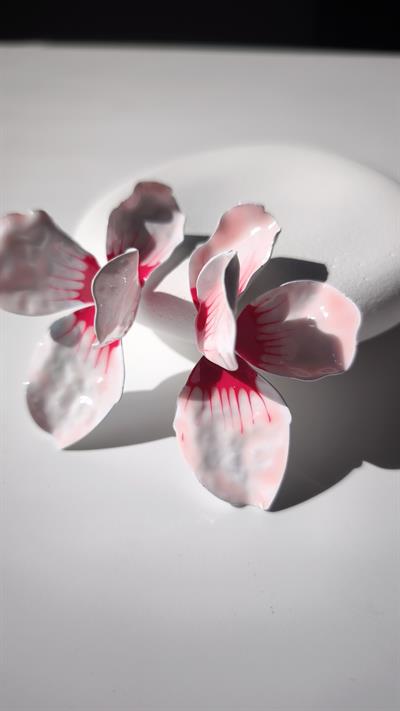  Beyazlı Pembeli Mineli detay Yarım Çiçek Model Küpe