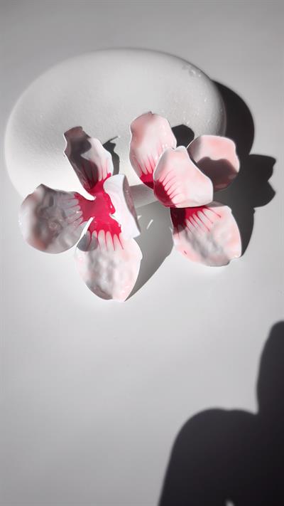  Beyazlı Pembeli Mineli detay Yarım Çiçek Model Küpe