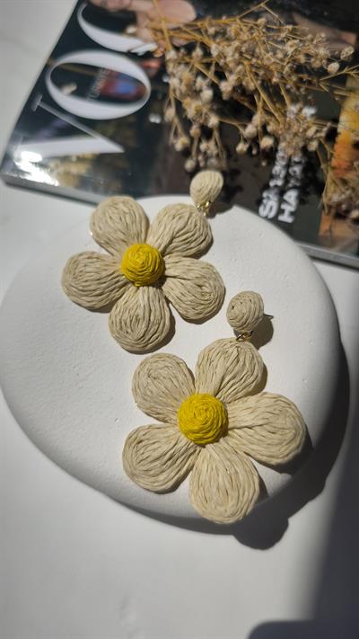 Bej Renk Hasır Tomurcuk Detay Çiçek Figür Küpe 