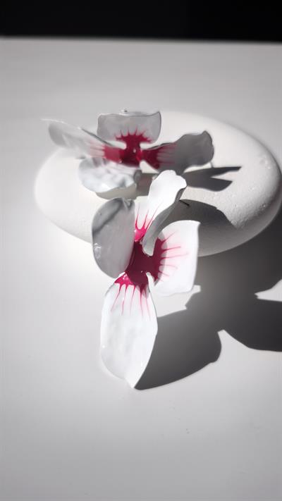 Beyaz Pembe Mineli detay Yarım Çiçek Model Küpe 