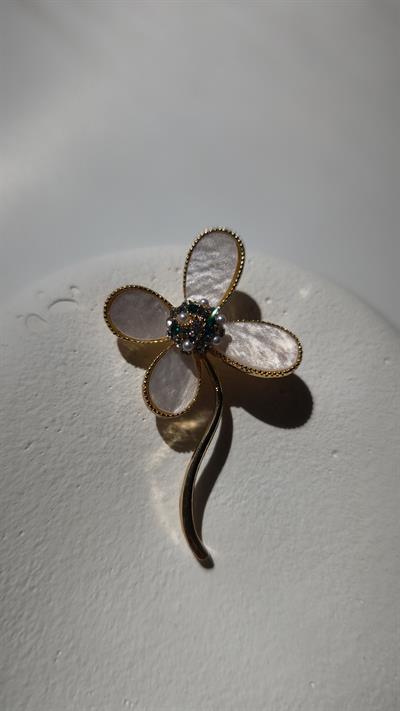 Beyaz Sedef Gold Kenarlı Çiçek Broş