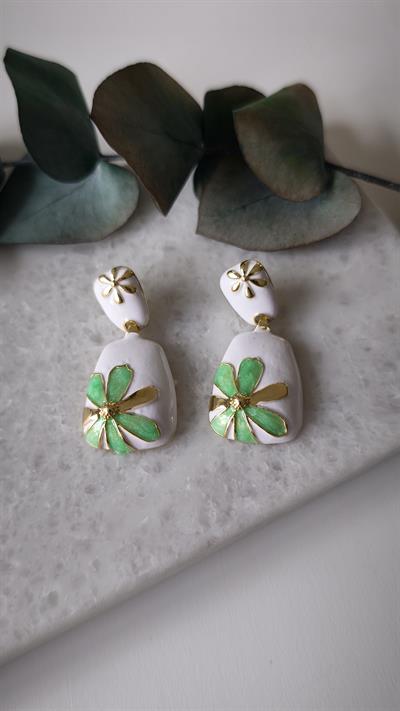 Beyaz Üzeri Gold ve Renk Detaylı Sallantılı Küpe