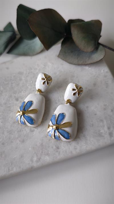 Beyaz Üzeri Gold ve Renk Detaylı Sallantılı Küpe