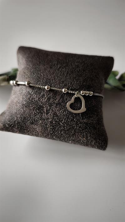 Boncuk Kalp Detaylı Bileklik