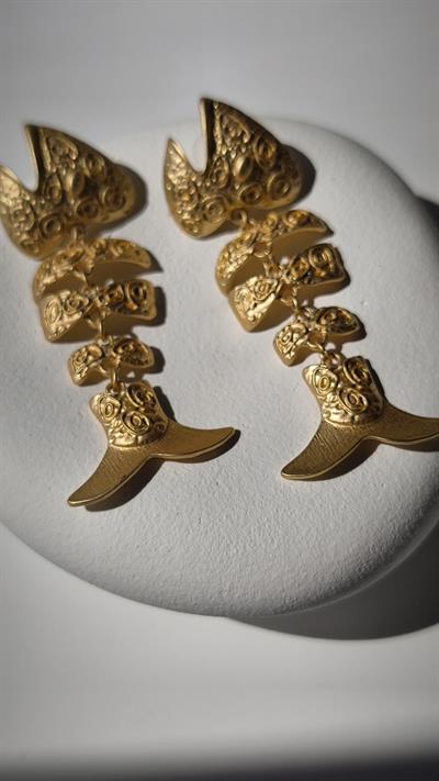 Gold Plaka Kendinden Desenli Balık  Model Marka Küpe 